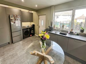 Kitchen Diner- click for photo gallery